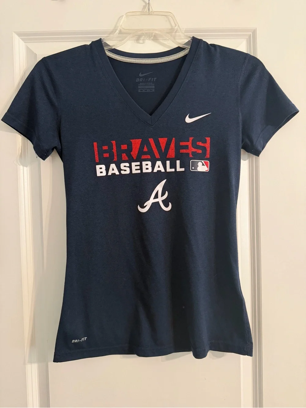 Women’s Nike Braves Baseball V-Neck Tee Size XS